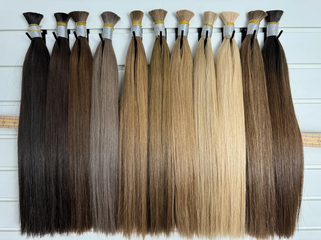 Glatte braune und blonde lose Haarbündel nebeneinander