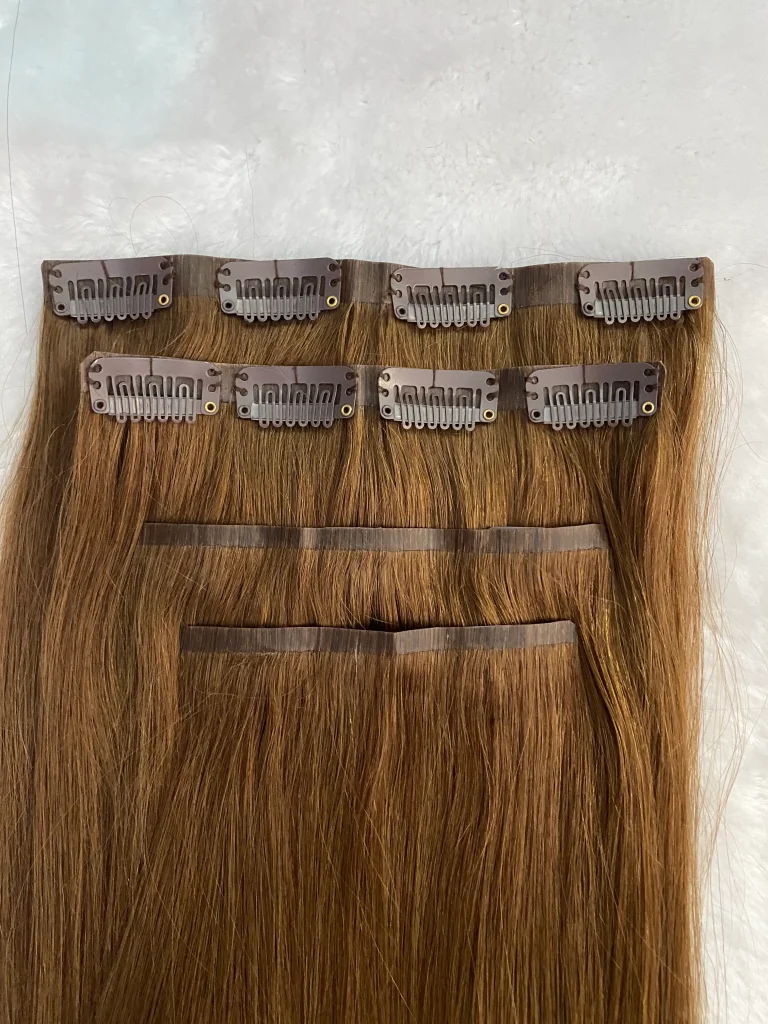 Extensiones castañas con clips abiertos y piezas superpuestas