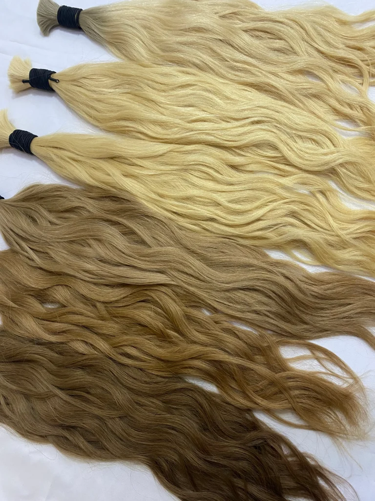 Nahaufnahme blonder und brauner welliger Haarbündel