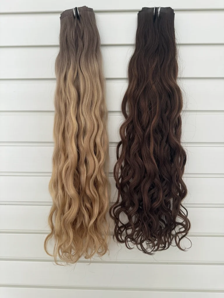Wellige Extensions in dunklen Farbtönen und Blond mit dunklem Ansatz auf einem Bügel