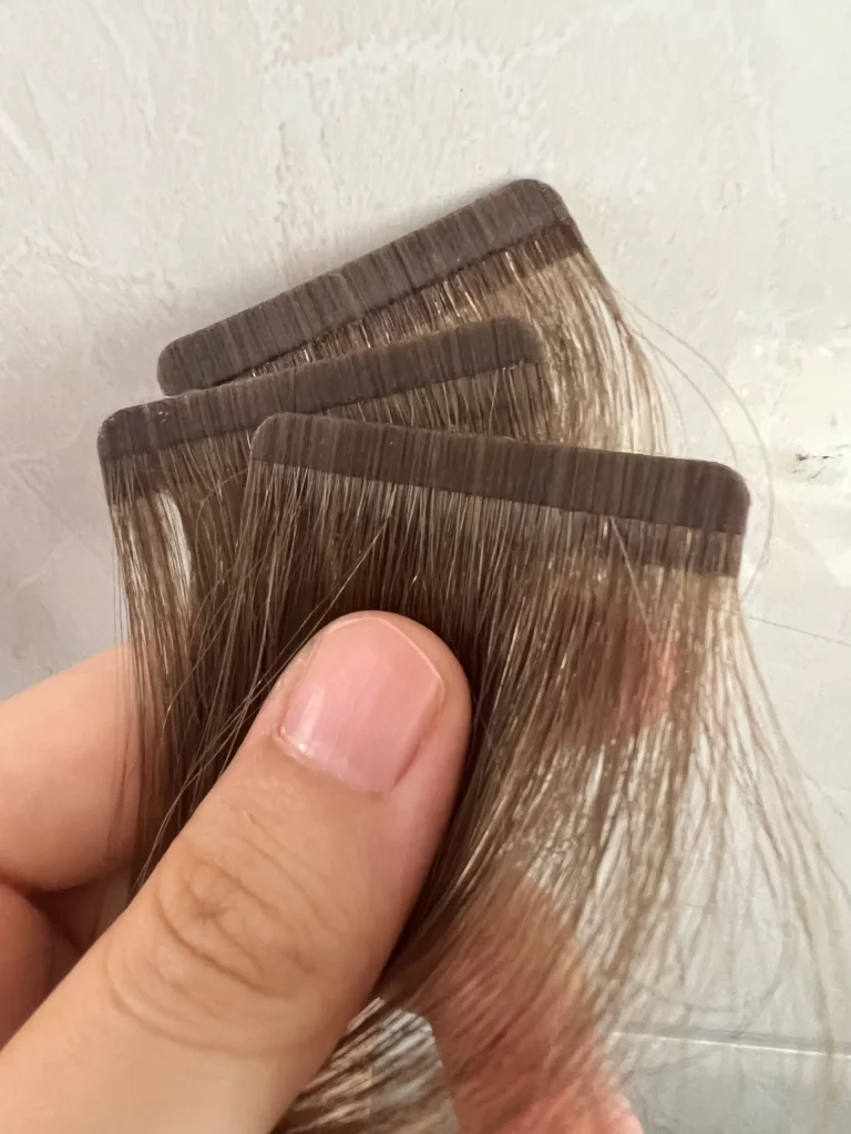 Detalle de las pestañas adhesivas de extensiones castañas