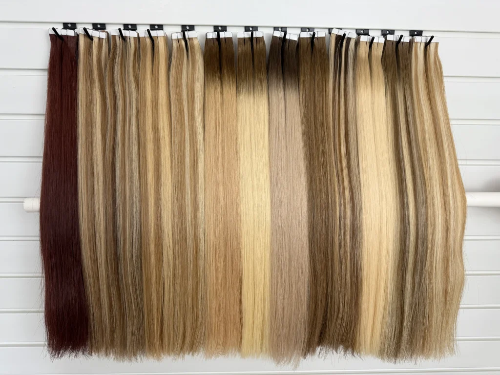 Surtido de colores de extensiones adhesivas en una barra de exhibición