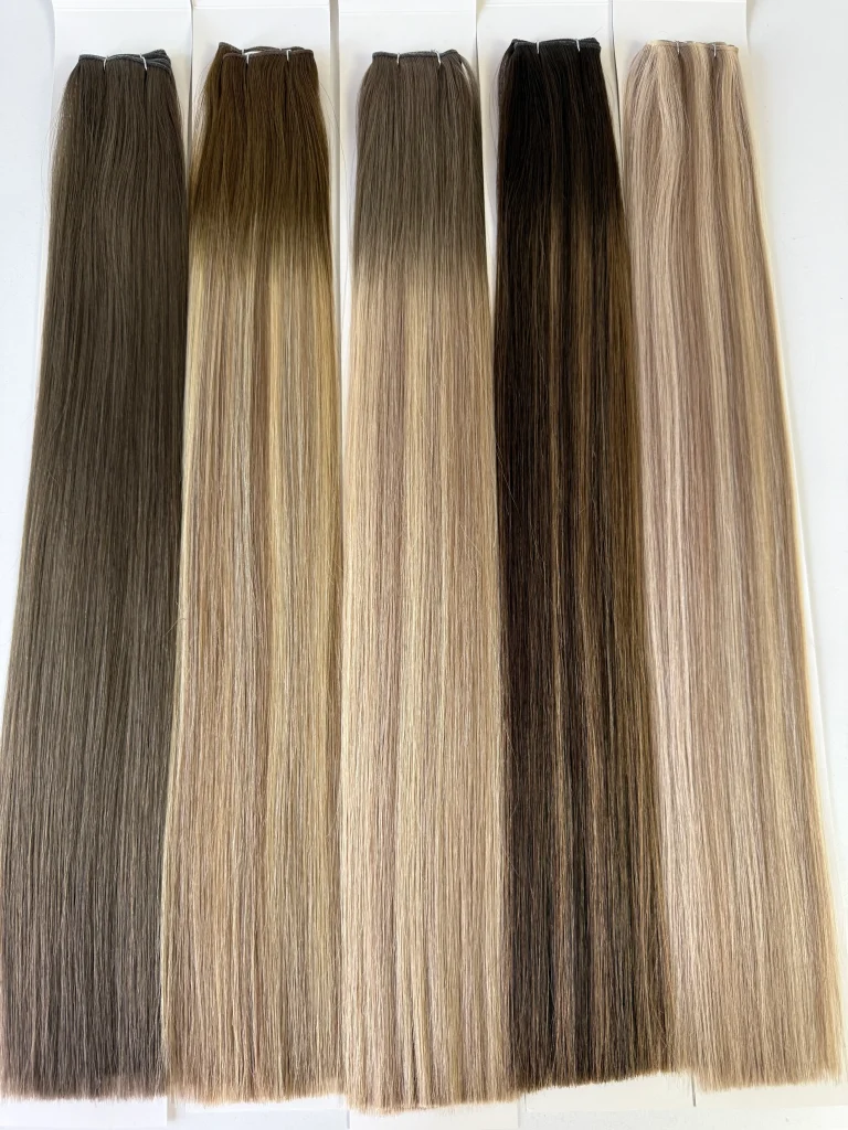 Glatte Haartressen in verschiedenen Braun- und Blondtönen