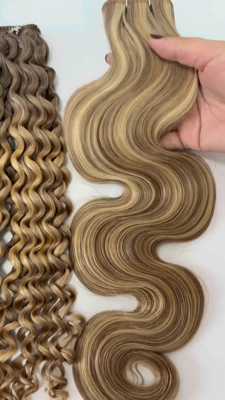 Lockere Wellen neben engeren Locken in blonden und gemischten Farbtönen